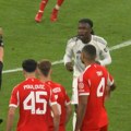 Ovakvu glupost nikad niste videli u fudbalu: Kamavinga dobio bizaran crveni karton, svi ljuti na sudiju Slavka