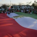 Navijači Irana transparentom podsetili na poginulu decu iz Minaba /video/