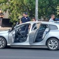 Policija na nogama! Traži se pucač iz Novog Sada: Ranio mladića koji je krvav uleteo u kiosk brze hrane, sumnja se da je motiv…