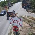 (Video) Jezive scene na crnoj tački u Beogradu: Igraju se sa životom na šinama, džaba branici, svetla i kamere