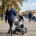 Telefon u ruci, a dete visi: Majka dala savet o guranju kolica sa bebama i zapalila mreže: Njen stav uvredio mnoge, evo šta ih…
