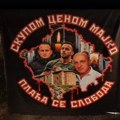 „Skupom cenom majko plaća se sloboda“: Transparent u Užicu u čast stradalima u Banjskoj (video)