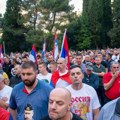Protest u Podgorici zbog Rezolucije o Srebrenici: Ispred Vlade Crne Gore jake policijske snage, građani skandiraju „izdaja…