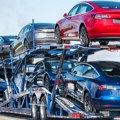 Tesla opoziva 125,000 vozila zbog problema sa kaiševima