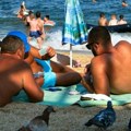 Slika muškarca na plaži razbesnela sve, tvrdili su da je Srbin, a onda se otkrila prava istina: "Siječu se nokti i kuva…