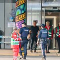 Kurir u gracu ispred škole u kojoj je izvršen masakr: Policija i Hitna pomoć dežuraju, roditelji vode decu i brišu suze…