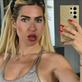Jovana Jeremić se skinula u bikini, a na njemu škrge: Vrele dane provodi pored bazena, evo ko joj pravi društvo
