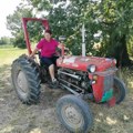 Jelena je žena zmaj, sa suprugom obrađuje 30 hektara zemlje i gaje 30 grla stoke (FOTO)