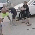 Brutalna tuča na medakoviću! Žestoka makljaža dve grupe muškaraca, jedan izvadio motku i počeo nemilosredno da udara... Sve…