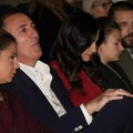 (Foto) žena Sergeja ćetkovića u crvenoj haljini pripijenoj uz telo: Svi pogledi uprti u Kristinu, ne skida osmeh