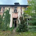 Kuća strave u centru: Objekat zarastao u korov, oko njega smeće i špricevi FOTO