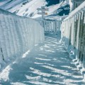 Zaboravite so: Jednostavan kućni trik topi led na stepenicama za nekoliko sekundi