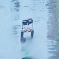 "Bako, upadaj": Neverovatna scena na frontu, robot spasava staricu dok granate padaju oko nje (video)