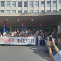 Studenti i građani okupljeni ispred Palate Srbija, gde je privedeni student Lazar Mišić