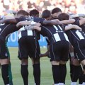 Fudbaleri Partizana protiv OFK Beograda u posebnim majicama, kao omaž čuvenom finalu LŠ protiv Real Madrida