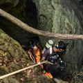 Spasioci evakuisali prvog od pet meštana zaglavljenih u pećini u Laosu