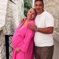 Dea Đurđević sa mužem otišla na Ostrog: Lazar je grli, a ona u dugačkoj haljini i sa stomakom do zuba (foto)