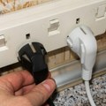 Koliko tačno struje troši punjač koji ostane uključen u utičnicu: Evo šta su pokazala merenja za laptop, mobilni, TV…