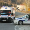 (Foto) Auto udario u banderu Saobraćajna nezgoda kod Silbaša: kablovi pali na nisko rastinje i buknuli