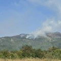 Jak vetar i nepristupačan teren otežavaju gašenje požara na Trebeviću iznad Sarajeva