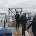 (VIDEO) Desničari sa fantomkama protestuju u britanskim lukama: Dva sukoba s policijom tokom vikenda