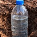 Ljudi masovno u baštu zatrpavaju plastičnu flašu sa rupicama, imaju odličan razlog za to: Trik koji štedi vreme, a rezultat je…