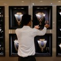 Zlato se oporavlja od velikih gubitaka dok prinosi na državne obveznice i američki dolar padaju