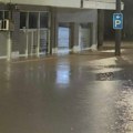Čovek, pa novinar: Australijski reporter spasao muškarca iz automobila koji je tonuo u poplavnoj vodi