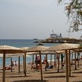 Na plaži u poznatom grčkom letovalištu pojavio se neobičan gost (VIDEO)