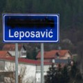 Prefarbane dvojezične table na putu Kosovska Mitrovica - Jarinje, precrtani albanski nazivi mesta