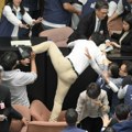 Neviđeno! Totalni cirkus u tajvanskom parlamentu: Poslanik zgrabio zakon i potrčao VIDEO