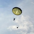 Padobranska obuka vojnika na služenju vojnog roka: Izveli skokove sa rezervnim padobranom, naoružanjem i dodatnim teretom…