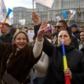 Dok je predsednik Rumunije podnosio ostavku, na ulicama izbio haos: Sukob demonstranata i žandarmerije na Trgu