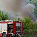 Požar u napuštenim vagonima kod stanice Topčider: Širi se gust dim, vatrogasci na terenu