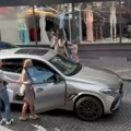 Tea Tairović sa mužem u besnoj mašini od preko 100.000 evra Dok ona kupuje, Ivan nosi kese i otvara vrata (foto/video)