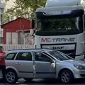 Saobraćajna nezgoda kod Ekonomske škole u Kragujevcu: Kamion udario u putnički automobil