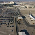 Aerodrom u Milanu gori, putnici u panici beže: Muškarac sve lomi čekićem, snimci su prestrašni