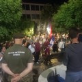 Protestna šetnja u Beogradu, demonstranti u Leskovcu ispred prostorija SNS-a