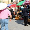 Ako ih jede, nek mu bude poslednje: Vranjancu nestale paprike i paradajz, njegova poruka u liftu je urnebesna