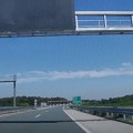 Nesreća na auto-putu: Kamionom srušio konstrukciju, ogromne kolone (foto, video)