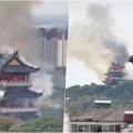 Turista zapalio čuveni hram! Pogledajte kako drevna građevina bukti u plamenu, svetinja nestala u oblaku dima (video)