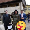 Gradonačelnik Svete Nedelje maskirao se u Tompsona: Zurovec na bini u vojnoj uniformi, drži automatsku pušku, sa njim i…