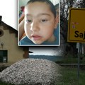 Nikola (11) i Borislav (5) žive u kući bez kupatila: Voz im prolazi kroz dvorište, a oni su im jedini oslonac