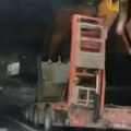 (Video) Bizarni incident kod Geneksa: Kamion se zaglavio ispod nadvožnjaka: Stvaraju se zastoji