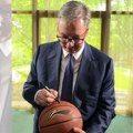 Vučić u Kini ostavio autogram na košarkaškoj lopti sa brojem 577