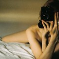 „Mama, držim te da ne padneš“: Vedrana Vukojević o izložbi fotografija u Karmiru