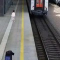 Devojčica (5) trči za vozom i plače! Nadzorna kamera snimila scenu koja slama srca na stanici u Poljskoj: Slučajni prolaznik…