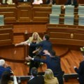 Aljbin Kurti napadnut u skupštini: Pogledajte kako ga Time Kadrijaj psuje i gađa jajima