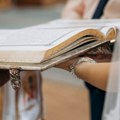 Ни вода до струка није им била препрека: Млада корачала кроз поплављену цркву до олтара, видео обишао свет!