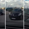 Snimak strave kod BGD aerodroma: Reno ide pravo u njih, u autu beba i dete... Posle ovoga svi će vezivati pojas